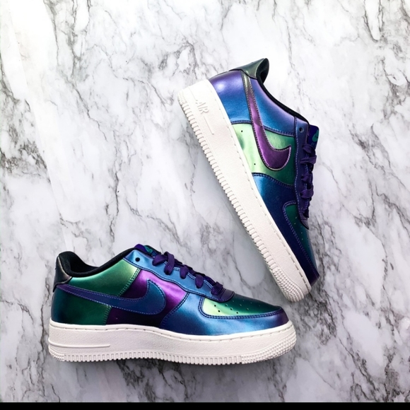 nike holographic shoes